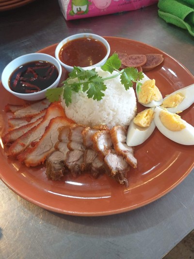 ข้าวหมูแดงหมูกรอบพิเศษ
