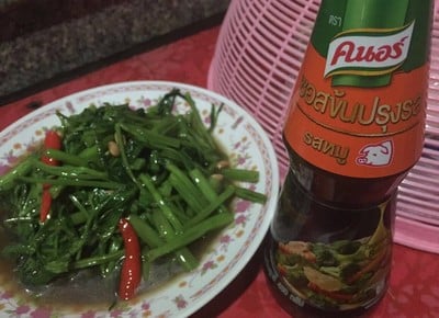 ผัดผักบุ้งน้ำมันหอยเต้าเจี้ยว