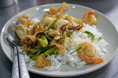 ผัดทะเลใส่ผงกะหรี่