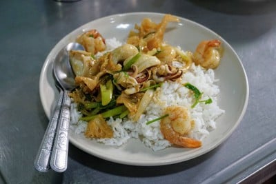 ผัดทะเลใส่ผงกะหรี่