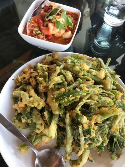 ยำผักบุ้งทอดกรอบ