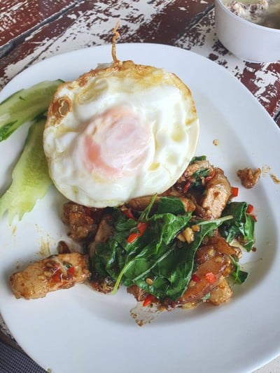 ข้าวกระเพราหมูกรอบ+ไข่ดาว