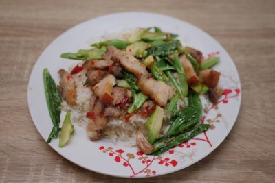 ข้าวคะน้าหมูกรอบ