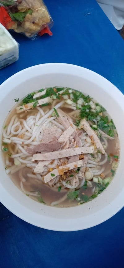 เส้นกลมและเหนียวหนึบของที่นี่ ข้าวเปียกที่นี่น้ำซุปใสเหมือนเฝอ อร่อยทานง่าย