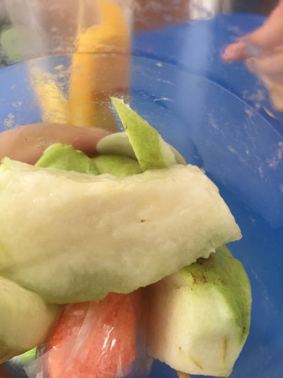 ฝรั่งสดปอกพร้อมทาน