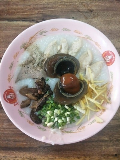โจ๊กใส่ไข่เยี้ยวม้า