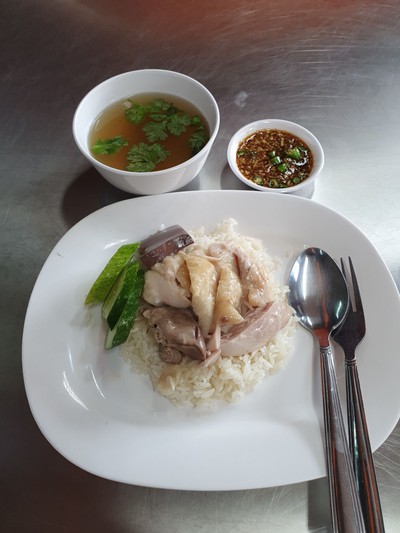 ข้าวมันไก่เนื้อน่องพิเศษ