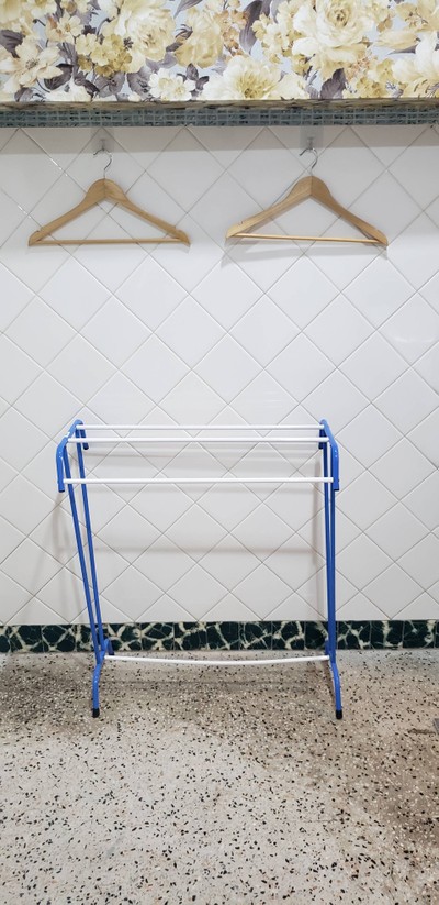 มีที่ตากผ้าและไม้แขวน