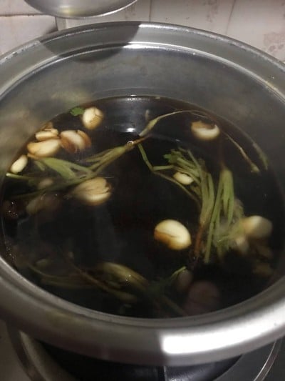 วิธีทำ น่องไก่ติดสะโพกต้มน้ำปลา