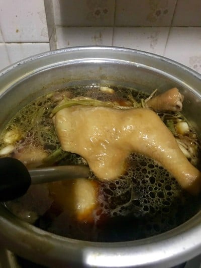 วิธีทำ น่องไก่ติดสะโพกต้มน้ำปลา