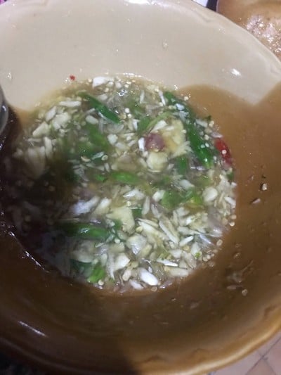 วิธีทำ น่องไก่ติดสะโพกต้มน้ำปลา