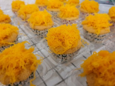 เนื้อเค้กนุ่มๆ หอม อร่อยโรยหน้าด้วยฝอยทอง