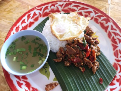 กระเพราเนื้อไข่ดาว