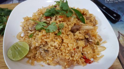 ข้าวผัดต้มยำเนื้อ
