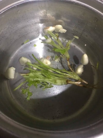 วิธีทำ น่องไก่ติดสะโพกต้มน้ำปลา