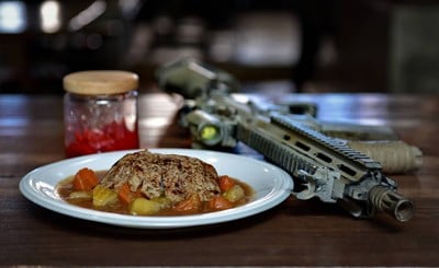 ข้าวแกงกะหรี่รสเข้มข้นทานคู่กับเนื้อสันในย่าง