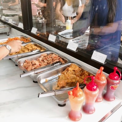 บุปเฟต์ของทอดและอาหาร