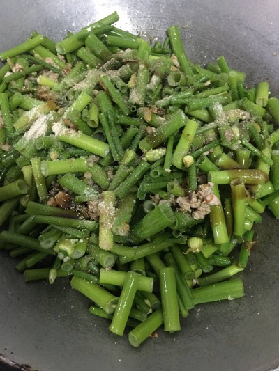 วิธีทำ “ผัดดอกหอมใส่หมูสับ”