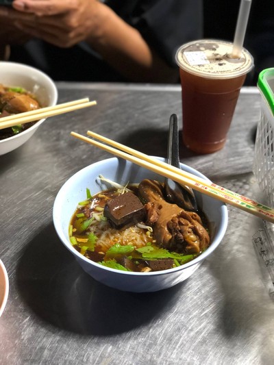 ก๋วยเตี๋ยวน่องไก่ตุ๋น ธรรมดา