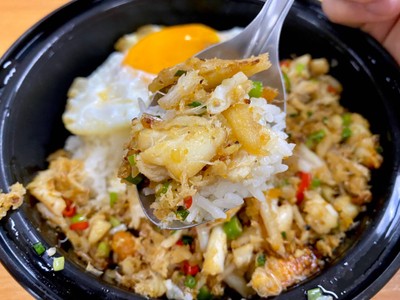 ข้าวคั่ว (ปู+ไข่ปู) + พริกเกลือ + ไข่ดาว