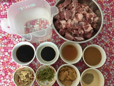 วิธีทำ “กระดูกหมูตุ๋นเต้าเจี้ยว” วิธีทำ “กระดูกหมูตุ๋นเต้าเจี้ยว”