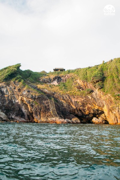 ถ้ำนกนางแอ่นและแนวเขาด้านหลังเกาะเปริด