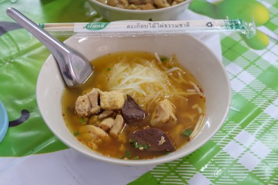 เส้นเล็กต้มยำ