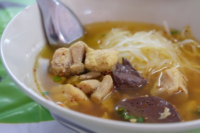 เส้นเล็กต้มยำ