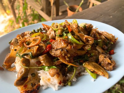ข้าวผัดฉ่าหมูกรอบ ใส้อ่อน