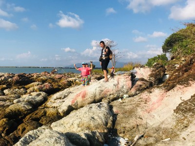 ลานหินสีชมพูและหาดแกลมตาเงาะ