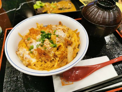 คัตสึด้งไก่ ราดไข่