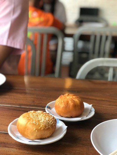 ซาลาเปาทอดไส้หมูแดง