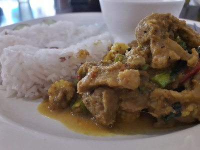 เครื่องแกงกระดูกอ่อนราดข้าว