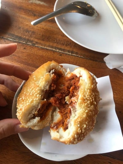 ซาลาเปาทอดไส้หมูแดง