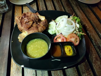 แจ่มจันทร์ บาร์ แอนด์ บิสโทร