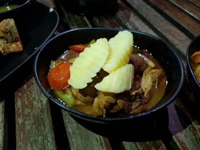 แจ่มจันทร์ บาร์ แอนด์ บิสโทร