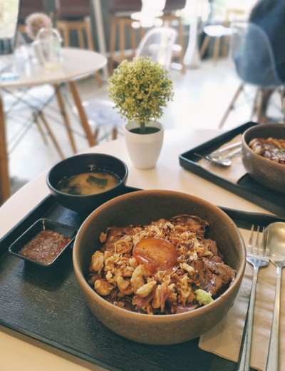 ข้าวหน้าเนื้อสไลด์