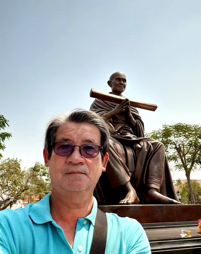 แวะไหว้พระถ่ายรูปสักหน่อย ก่อนกลับโรงพยาบาล