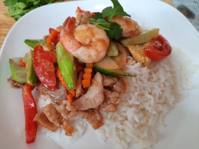 ข้าวราดผัดเปรี้ยวหวานกุ้ง