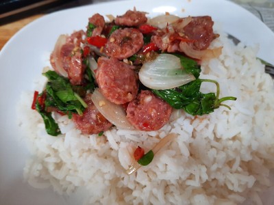 ข้าวราดกะเพราแหนมใส่หอมใหญ่