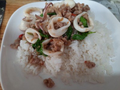ข้าวราดกะเพราหมูสับปลาหมึก