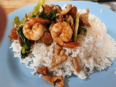 ข้าวราดหมูกรอบ หมูชิ้น กุ้งพริกเผาใส่คะน้า