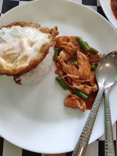 ข้าวราดพริกแกงไก่ไข่ดาว