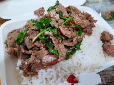 ข้าวราดกะเพราเนื้อชิ้น