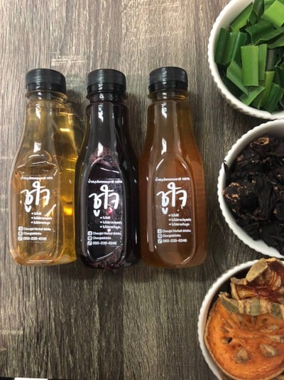 น้ำสมุนไพรพร้อมเสริฟ  ไร้สารเคมีทุกชนิด ปรุงด้วยสูตรโบราณกว่า 40ปี หอม กลมกล่อม 