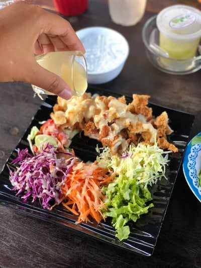 เปรี้ยวๆหวานๆไก่กรอบๆหั่นเป็นชิ้นตักพอดีคำ