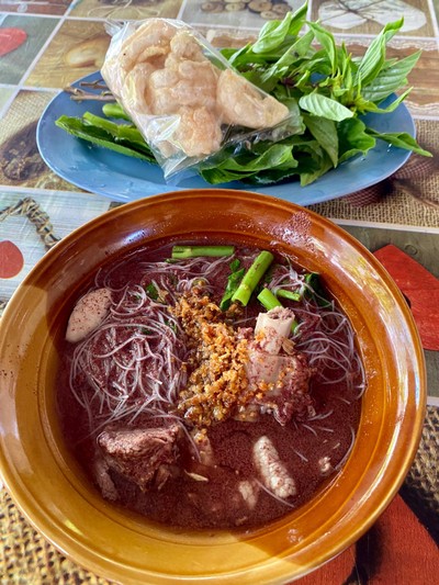 เส้นหมี่น้ำตก