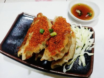 เกี๊ยวซ่าจี่ย่างทาด้วยซอสหมาล่า และ ผงพริกเผ็ดร้อนถึงใจคอหมาล่าโดยเฉพาะ