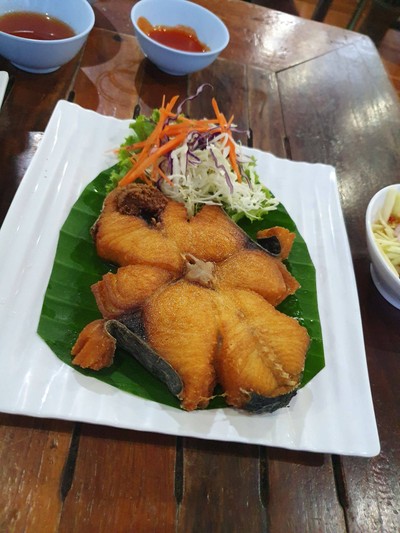 ปลาอินทรีย์ทอดราดน้ำปลา