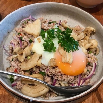 ยำหมูสับภูเขาไฟ